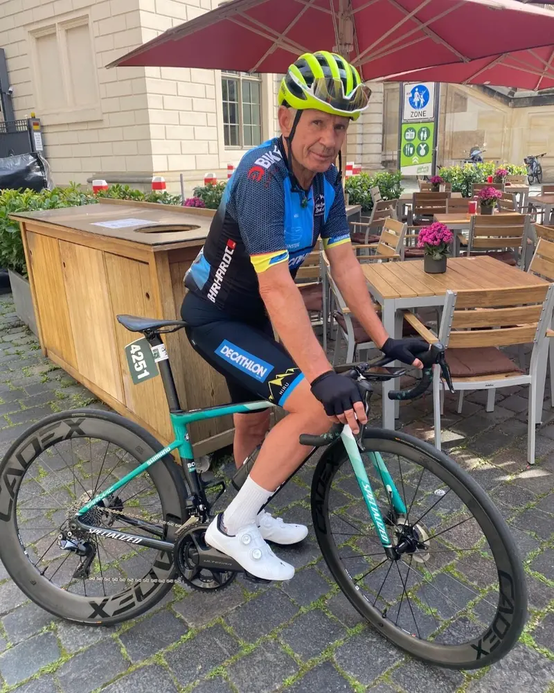 Ronald Dähne mit seinem Rennrad vor einem Café